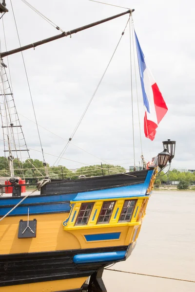 背面有法国国旗的黄蓝复制品船 — 图库照片