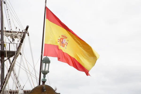 在风中悬挂西班牙国旗的船桅杆细节 — 图库照片