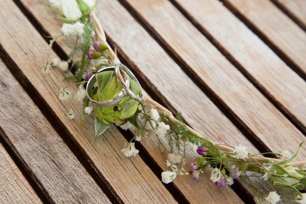 结婚戒指与美丽的适合鲜花花束新娘配件 — 图库照片