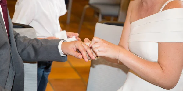 Bruid Giving Van Trouwring Bruidegom Huwelijksceremonie — Stockfoto