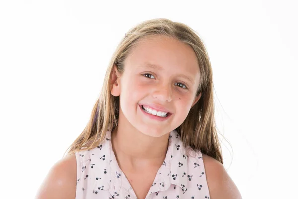 Émotionnel Beau Enfant Fille Portrait Sourire Heureux Près Blanc — Photo