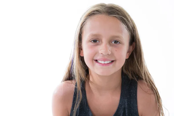 Retrato Menina Muito Encantadora Sorrindo Para Câmera Isolada Fundo Branco — Fotografia de Stock