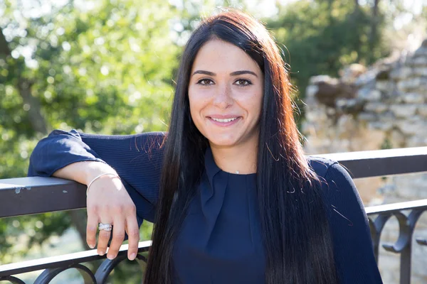 Vrij Aantrekkelijke Jonge Vrouw Brunette Buiten Zonnige Dag — Stockfoto