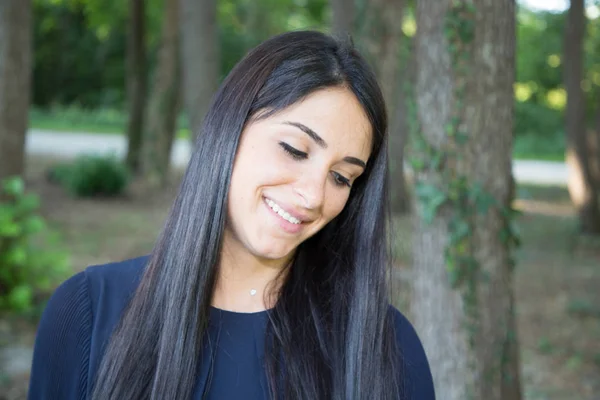 Timide Beauté Femme Brune Plein Air Avec Des Arbres Fond — Photo