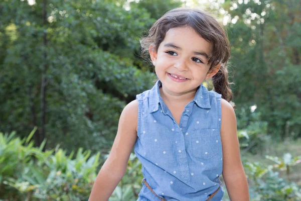 Alegre Estilo Vida Niña Vestido Azul Sonriendo Feliz Aire Libre —  Fotos de Stock