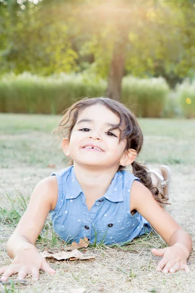 Dia Verão Com Criança Menina Jogar Deitado Jardim Grama Verde — Fotografia de Stock