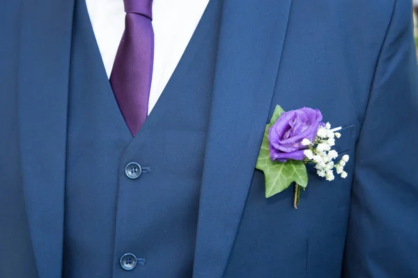 Elegante Man Gekleed Zwart Pak Wit Shirt Bruidegom Boeket Trouwdag — Stockfoto