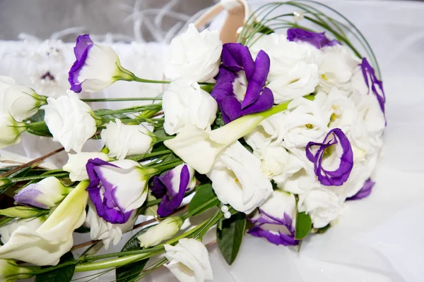 ดอกไม วงและส ขาว อดอกไม าหร บเจ าสาวในระหว างงานแต งงาน — ภาพถ่ายสต็อก