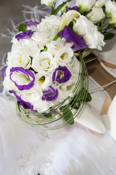 结婚礼服白色新娘鞋和结婚花束 — 图库照片