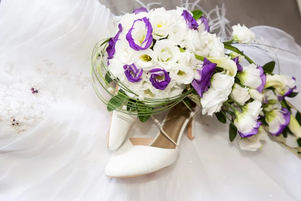 Detalhe Casamento Com Sapatos Noiva Buquê Flores — Fotografia de Stock