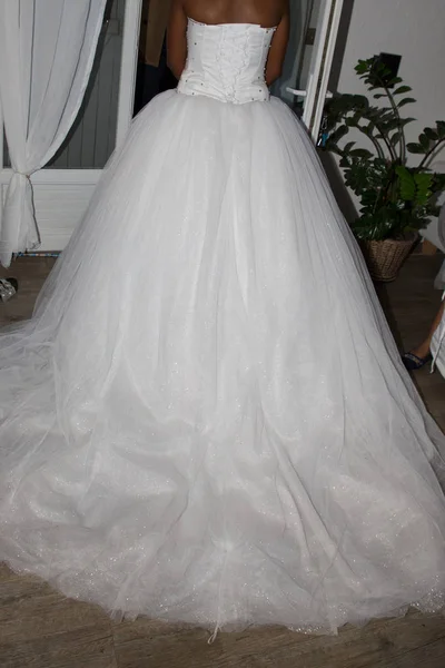 婚礼礼服新娘在家里的背面视图 — 图库照片