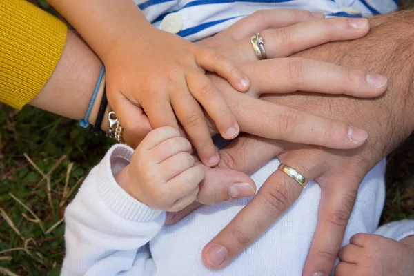 Hand Van Baby Moeder Vader Handen Van Kinderen Buiten Het — Stockfoto