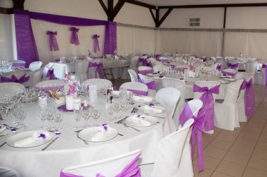 beyaz düğün Resepsiyon yer misafirler için hazır