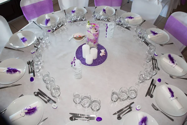 Paarse Bruiloft Stoel Tafel Instellen Voor Lekker Eten — Stockfoto