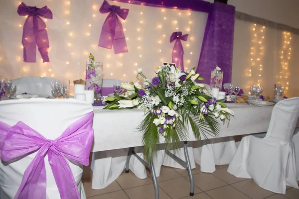 Tafel Geserveerd Voor Speciale Gelegenheid Mooie Bloemen Tafel Trouwdag — Stockfoto