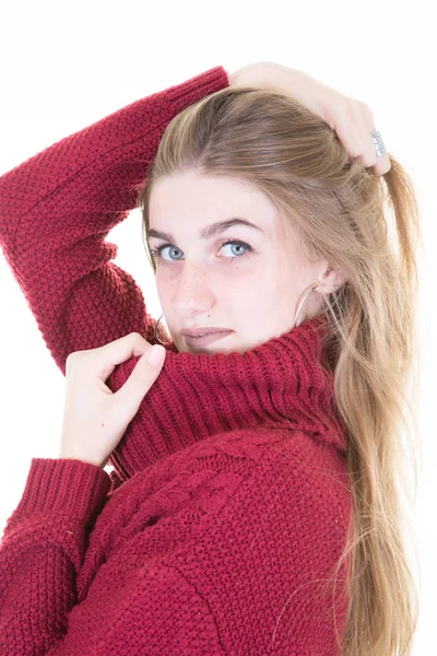 美丽的年轻金发女孩玩与冬季红色毛衣 — 图库照片