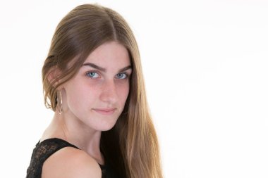 Beyaz arka plan boşaltmak ile genç kadın portresi