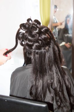 salonda düğün saç modeli için Kuaför Kız