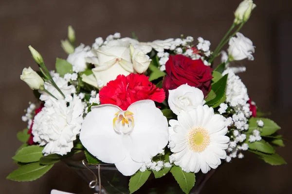 Kwiaty Białe Czerwone Zielony Bukiet Ślub Tabela — Zdjęcie stockowe