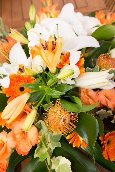 Buquê Casamento Fundo Laranja Branco Decoração — Fotografia de Stock