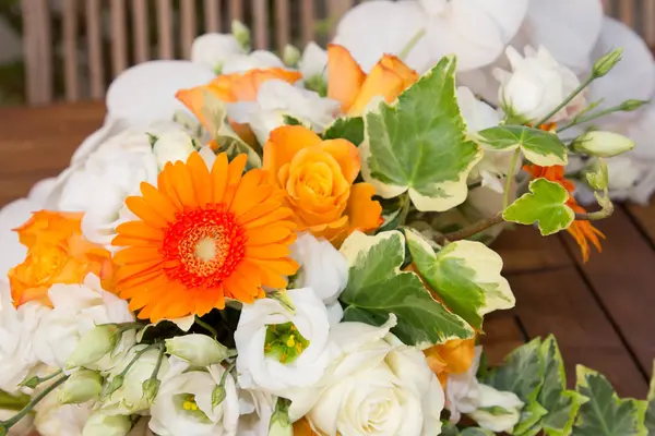 ดอกไม ขาวและส มบนโต ะไม าหร บงานแต งงานปาร — ภาพถ่ายสต็อก