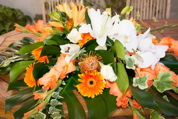 Bouquet Verde Branco Laranja Para Decoração Casamento — Fotografia de Stock