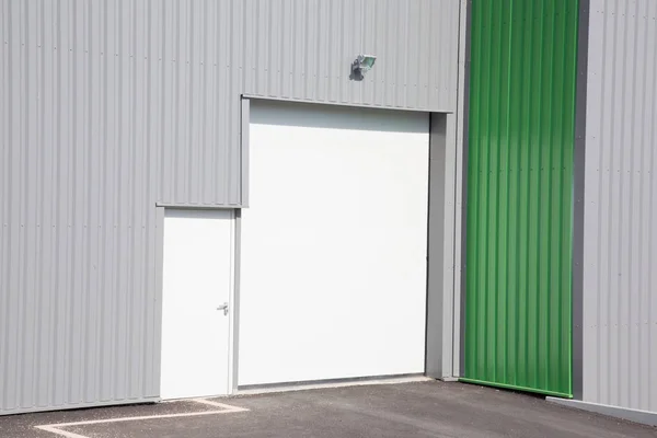 Moderna Unidad Industrial Con Puertas Enrollables — Foto de Stock