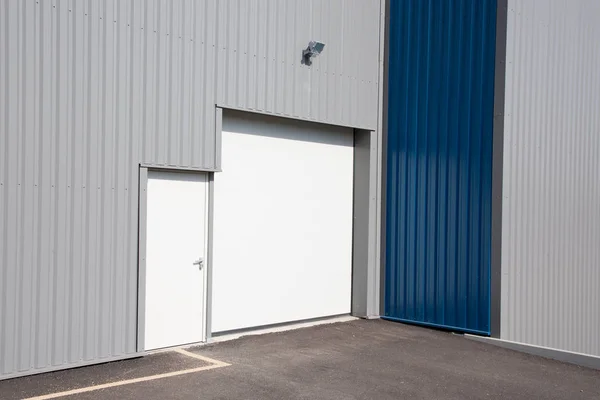 Промышленный Блок Дверьми Рольставней — стоковое фото