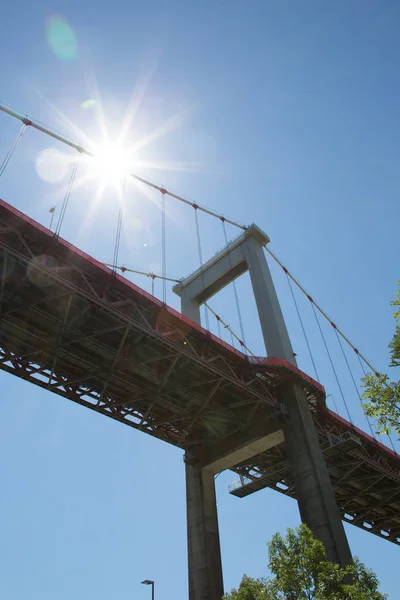 Φως Του Ήλιου Στο Pont Aquitaine Είναι Μεγάλη Κρεμαστή Γέφυρα — Φωτογραφία Αρχείου