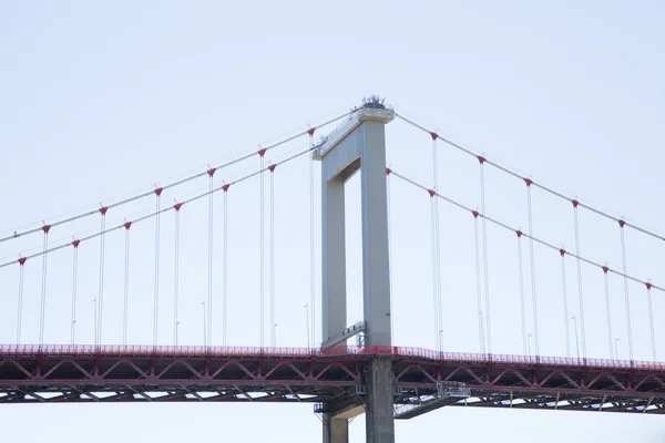 Μια Κόκκινη Μεταλλική Κρεμαστή Γέφυρα Στον Ουρανό — Φωτογραφία Αρχείου