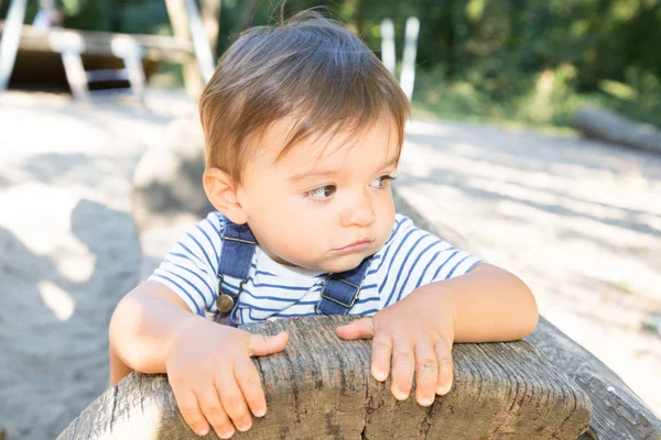 Närbild Porträtt Stilig Ung Pojke Spela Utomhus — Stockfoto