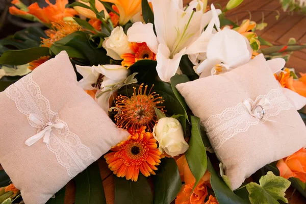 Almofada Mesa Com Flores Laranja Para Cerimônia Casamento — Fotografia de Stock