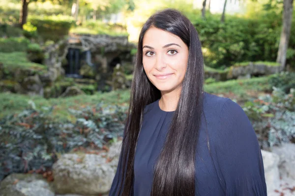 Mooie Jonge Vrouw Lopen Rivier Kant Lente Zomer — Stockfoto