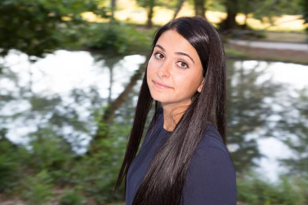 Glückliche Frau Mit Lieblichem Lächeln Die Sommer Der Uferpromenade Des — Stockfoto