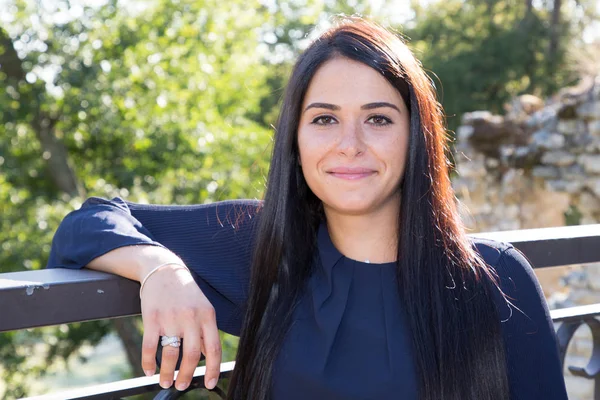 Mooie Zorgeloos Vrouw Wordt Gelukkig Openlucht Buurt Van Rivier Van — Stockfoto