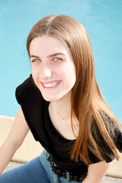 Krásy Usmívající Dívka Sedí Bazénu Létě — Stock fotografie