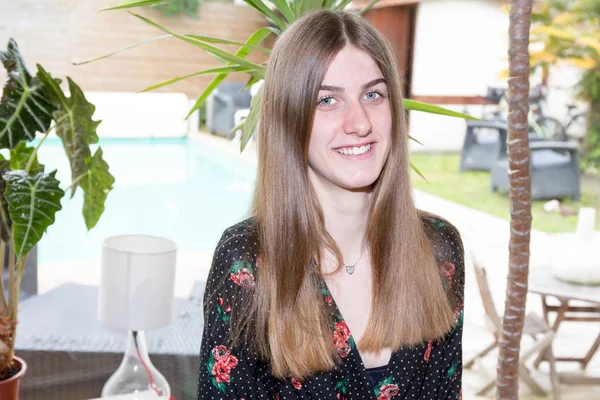 Fille Souriante Avec Les Cheveux Longs Maison Devant Piscine Maison — Photo