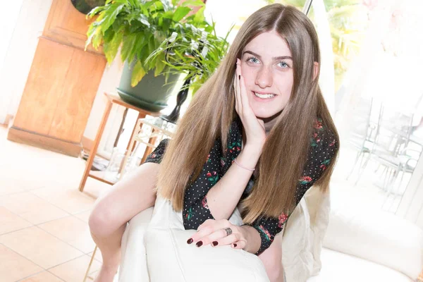 Portrait Cute Brunette Sitting Sofa Home — Stock Photo, Image