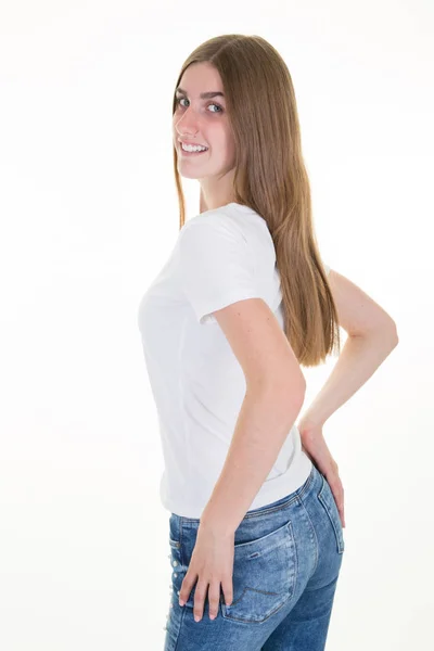 美ジーンズと完全に空の白いシャツにスリムな若い女性 — ストック写真