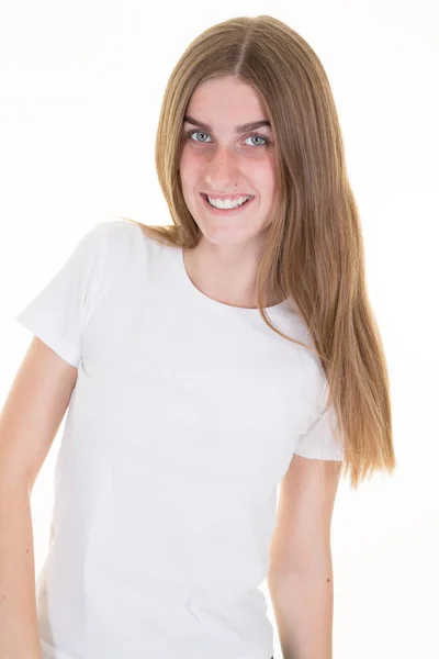 Hermosa Joven Con Pelo Largo Posando Con Camiseta Blanca Vacía — Foto de Stock