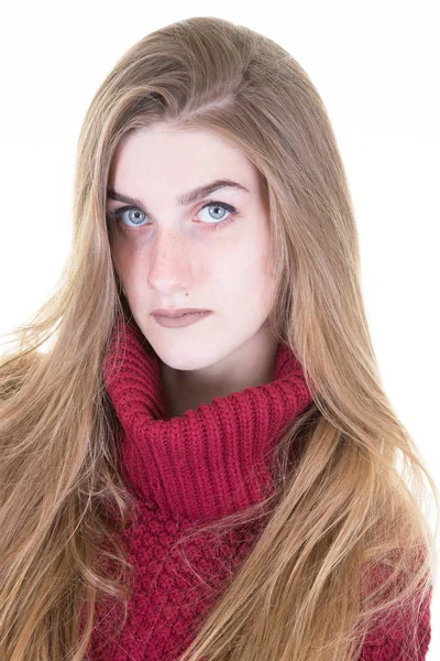 在白色背景的红色冬季毛衣的年轻妇女的肖像 — 图库照片