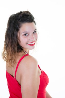 Beyaz arka plan üzerinde güzel şirin kız portresi