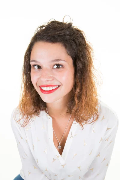 Retrato Jovem Encaracolado Menina Elegante Sorrindo Sente Feliz Mantém Dentes — Fotografia de Stock