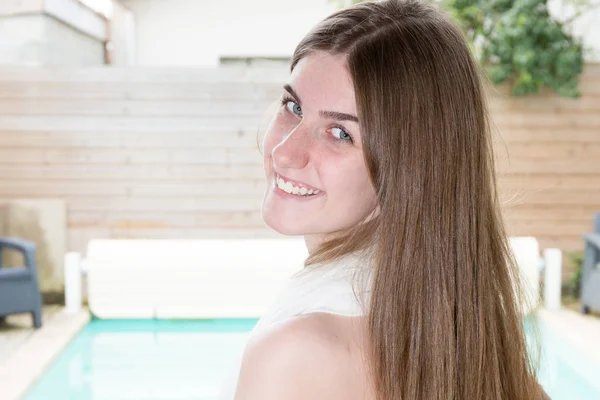 Joyeux Belle Jeune Femme Robe Blanche Debout Souriant Sur Piscine — Photo