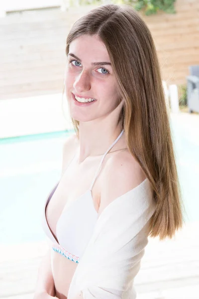 Glad Ung Kvinna Stående Framsida Hem Pool — Stockfoto