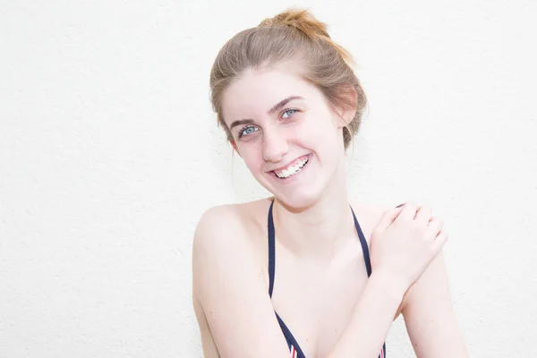 Hezká Dívka Úsměvem Ukazuje Její Bílé Zuby Kamery Zároveň Pocit — Stock fotografie