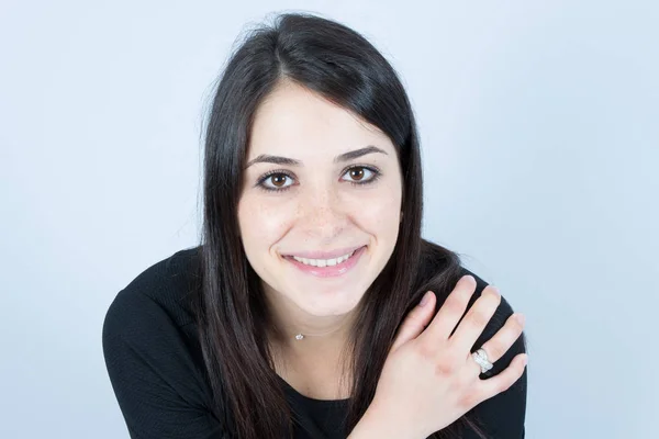 Bonita Morena Retrato Menina Fundo Azul — Fotografia de Stock