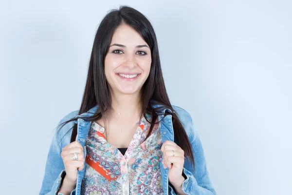 Portrait Jeune Femme Brune Aux Cheveux Souriants Sur Fond Bleu — Photo