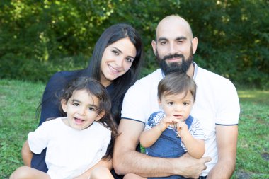 iki çocuk erkek ve kız Bahçe park ile poz Dört Kişilik Aile