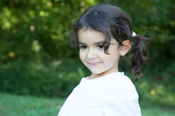 Diversão Morena Criança Menina Natureza Verde Fundo Parque Jardim — Fotografia de Stock